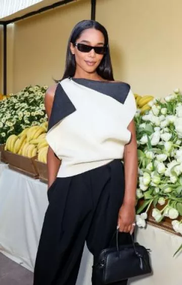 Haut trapèze Jacquemus La Maille porté par Laura Harrier lors du cocktail d’ouverture de Jacquemus La Boutique le 24 avril 2025