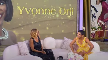 Camiseta sin mangas con flecos recubierta de H&M usada por Yvonne Orji en el desfile de Tamron Hall el 25 de abril de 2025