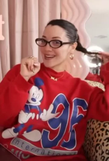 Le sweat-shirt Mickey Mouse rouge du catalogue Disney porté par Niki Demartino dans la vidéo Youtube Life Updates : Almost 30 Loft Makeover Nouveau podcast ?!  le 24 avril 2025