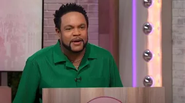 Fashion Nova Show Up Chemise cubaine à manches courtes portée par Jawn Murray comme on le voit à Sherri le 29 avril 2025