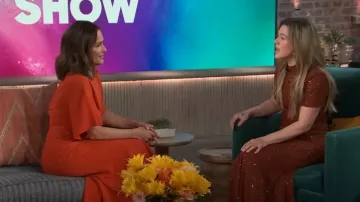 Vestido midi Staud Amelie usado por Minka Kelly como se vio en The Kelly Clarkson Show el 23 de abril de 2025