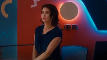 Top de punto delantero Twist Twist de Helmut Lang usado por Annabelle (Dani Kind) como se ve en The Z-Suite (S01E05)