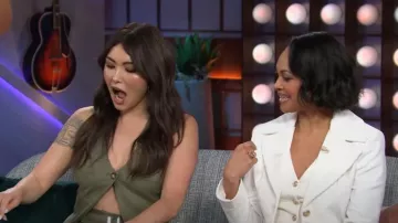 Chaqueta de pana a medida marfil de Lisou Bianca usada por Cynthia Addai-Robinson como se ve en The Kelly Clarkson Show el 25 de abril de 2025