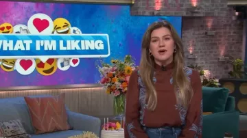 LA DoubleJ Make an Exit Top usado por Kelly Clarkson como se ve en The Kelly Clarkson Show el 25 de abril de 2025