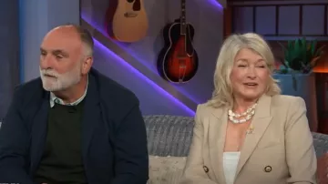 Veronica Beard Diego Dickey Blazer usado por Martha Stewart como se ve en The Kelly Clarkson Show el 28 de abril de 2025