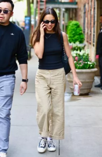 Sac à bandoulière Chanel Natural Beauty porté par Olivia Rodrigo à New York le 25 avril 2025