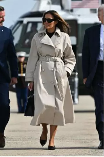 Hermes Kelly 25 Hss Epsom worn by Melania Trump in Boarding Air Force One post on April 25, 2025