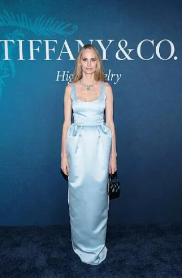 Bolso de mano de charol estampado negro de Prada usado por Lauren Santo Domingo en Sea of Wonder post el 25 de abril de 2025