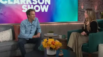 Camiseta de cuello redondo acanalado con marco usada por Kelly Clarkson como se ve en The Kelly Clarkson Show el 28 de abril de 2025