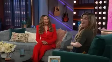 Frame Ribbed Crewneck Tee worn by Kelly Clarkson as seen in The Kelly Clarkson Show on April 28, 2025