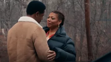 Chaqueta de plumón de montaña de Rick Owens usada por Robyn McCall (Queen Latifah) como se ve en The Equalizer (T05E17)