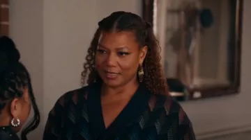 Pendientes de aro con el logotipo de Versace usados por Robyn McCall (Queen Latifah) como se ve en The Equalizer (T05E17)
