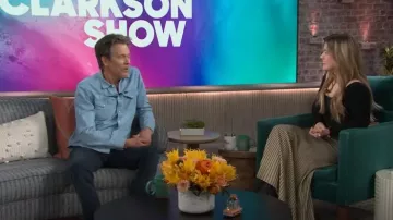 Vestido largo con cuello en V esculpido de Banana Republic usado por Kelly Clarkson como se vio en The Kelly Clarkson Show el 29 de abril de 2025