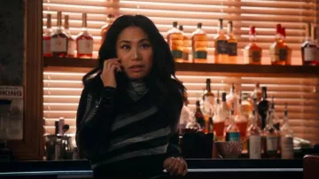 Cuello alto de terciopelo Pucci usado por Melody 'Mel' Bayan (Liza Lapira) como se ve en The Equalizer (T05E17)