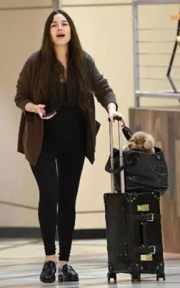Mocasín Hermès Duke usado por Olivia Culpo en el aeropuerto de LAX el 26 de abril de 2025