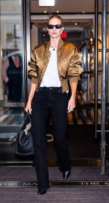 Bota The Row Prudens en cuero usada por Rosie Huntington-Whiteley en Nueva York el 26 de abril de 2025