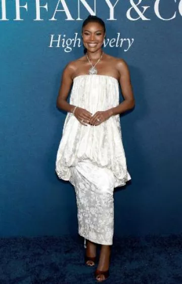 Pendientes de racimo de diamantes de Tiffany & Co. usados por Gabrielle Union en Sea of Wonder publicación el 25 de abril de 2025