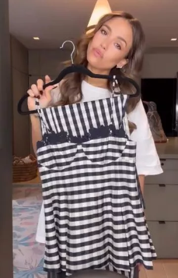 Rebecca Taylor. Pantalón de cintura alta de sarga a cuadros vichy usado por Jessica Alba en su publicación de Instagram el 25 de abril de 2025