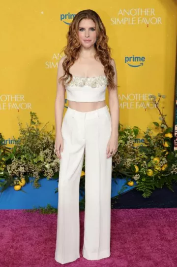 Zuhair Murad Pantalon plissé large sur mesure porté par Anna Kendrick lors de la première d’Another Simple Favor à New York le 27 avril 2025