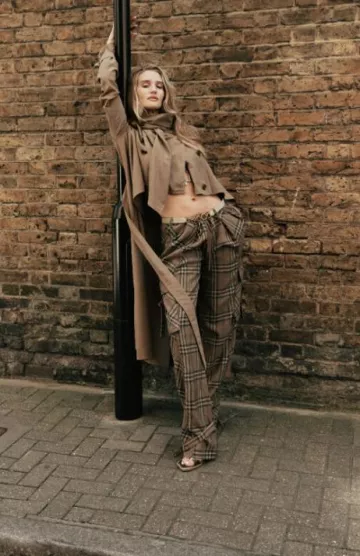 Gabardina larga de Burberry Gabardine Scarf Gabardine Trench usada por Rosie Huntington-Whiteley en The Sunday Times Style el 27 de abril de 2025