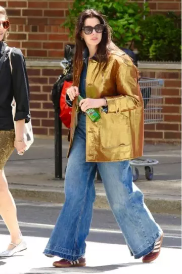Adidas Samba Og Maroon usadas por Anne Hathaway en la ciudad de Nueva York el 28 de abril de 2025