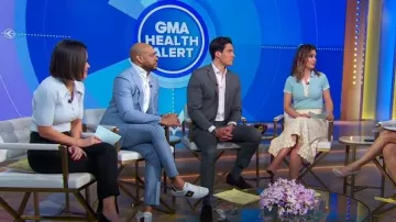 Haut côtelé A.L.C. Atlas en bleu Chelsea porté par Eva Pilgrim tel que vu dans Good Morning America le 24 avril 2025