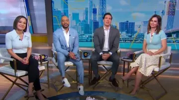 Alice + Olivia Jupe midi en cuir floral portée par Rebecca Jarvis comme on le voit dans Good Morning America le 24 avril 2025