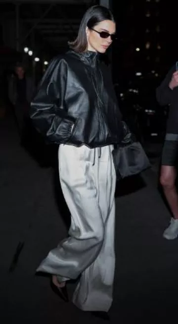 Le pantalon Row Caledon en soie et laine porté par Kendall Jenner lors de l’événement de lancement du nouveau bureau d’Obb le 30 avril 2025