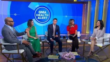 La robe longue verte en maille ajourée portée par Eva Pilgrim vue dans Good Morning America le 25 avril 2025
