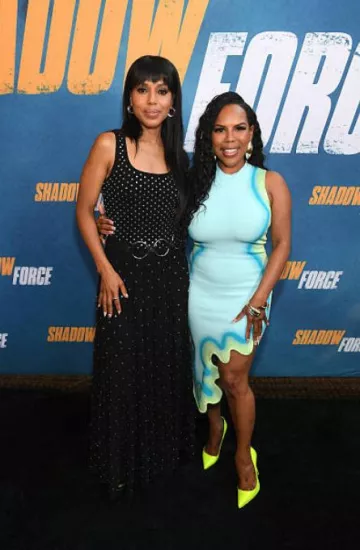 Camiseta sin mangas corta de viscosa elástica con tachuelas de Michael Kors usada por Kerry Washington en la proyección de Shadow Force Atlanta el 28 de abril de 2025