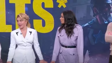 Boucle d’oreille unique en corne d’or jaune et blanc arc-en-ciel K 14 carats portée par Florence Pugh comme on le voit dans Good Morning America le 30 avril 2025