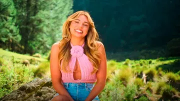 Top Roseta de Majorelle Stella usado por Georgia Hassarati como se ve en Battle Camp (S01E01)