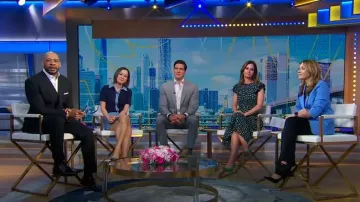 Club Monaco Drape Flutter Sleeve Printed Maxi Dress portée par Rebecca Jarvis comme on le voit dans Good Morning America le 1er mai 2025