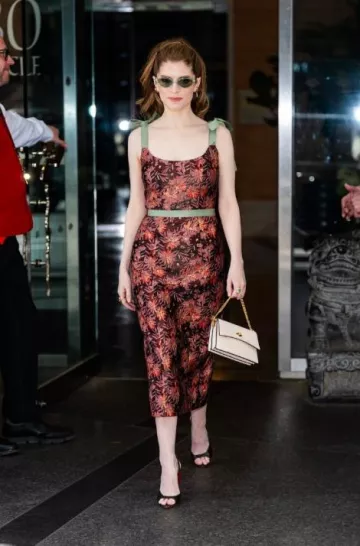 Sac à bandoulière en cuir Metier Roma porté par Anna Kendrick à New York le 29 avril 2025