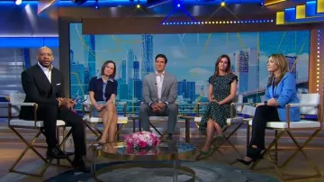 Sandro Brooke Mini Shirtdress en denim mixte portée par Eva Pilgrim comme on le voit dans Good Morning America le 1er mai 2025