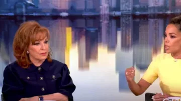 Cinq a Sept Julieta Cropped Jacket usado por Joy Behar como se ve en The View el 30 de abril de 2025