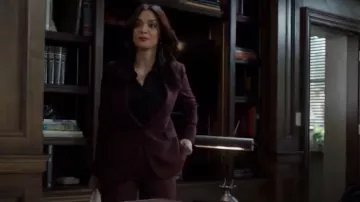 Chaqueta de crepé ajustada de Alexander McQueen usada por Samantha Maroun (Odelya Halevi) como se ve en Law & Order (T24E16)