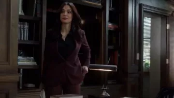 Alexander McQueen - Pantalon large en laine taille haute porté par Samantha Maroun (Odelya Halevi) comme on le voit dans Law & Order (S24E16)