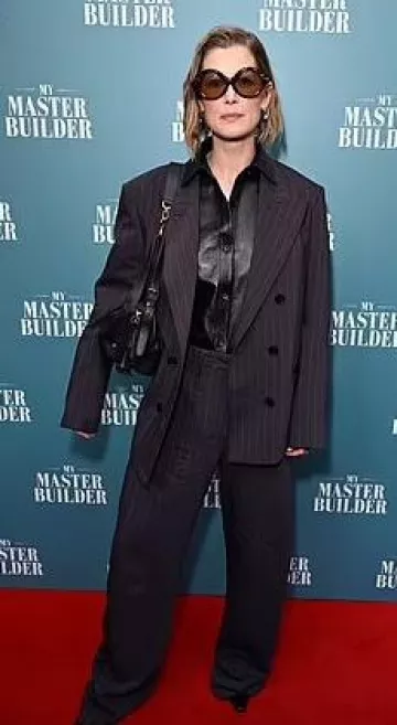 Blazer de lana a rayas Magda Butrym usado por Rosamund Pike en la noche de prensa de My Master Builder el 29 de abril de 2025