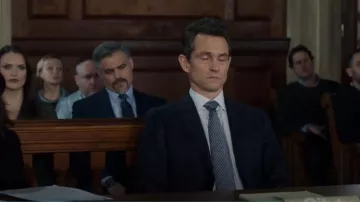 Cravate à fleurs tissée Eton Navy portée par Nolan Price (Hugh Dancy) comme on le voit dans Law & Order (S24E16)