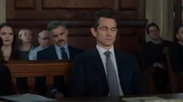 Cravate à fleurs tissée Eton Navy portée par Nolan Price (Hugh Dancy) comme on le voit dans Law & Order (S24E16)