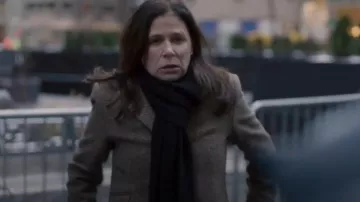 Manteau en laine mélangée Ralph Lauren porté par Jessica Brady (Maura Tierney) dans Law & Order (S24E16)
