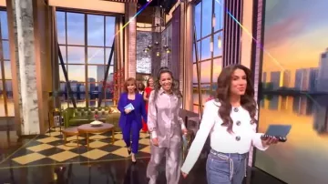 Pantalon Theory Treeca porté par Joy Behar comme on le voit dans The View le 1er mai 2025