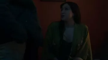 Babeyond Bachelorette Robe portée par Escort (Sofia Ko) comme on le voit dans Law & Order (S24E19)