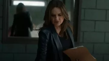 Veste en cuir Alexander McQueen Couture Stitch portée par Olivia Benson (Mariska Hargitay) comme on le voit dans Law & Order (S24E19)