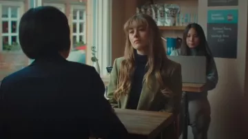 Whistles Khaki Crepe Boyfriend Blazer usado por Emily Wright (Ruby Ashbourne Serkis) como se ve en I, Jack Wright (S01E05)