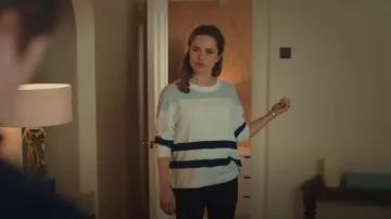 Pull à col rond rayé en laine mélangée Reiss Allegra porté par Georgia Wright (Zoë Tapper) comme on le voit dans Moi, Jack Wright (S01E05)