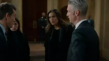 Theory Manteau en laine à double boutonnage porté par Olivia Benson (Mariska Hargitay) comme on le voit dans Law & Order (S24E19)