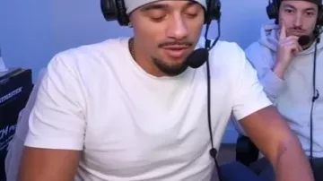 Tshirt de Mister V dans MISTER V REACT A LA VIDEO LA PLUS GENANTE DE YOUTUBE ????