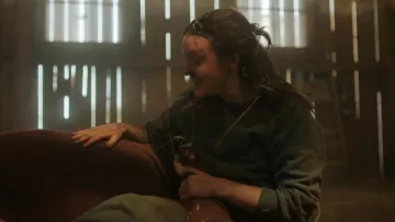 PacSun Gray Solid Crew Neck Sweatshirt worn by Ellie Williams (Bella Ramsey) as seen in The Last of Us (S02E01)